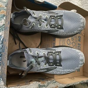 Brooks Levitate 3 size 7 - Like new